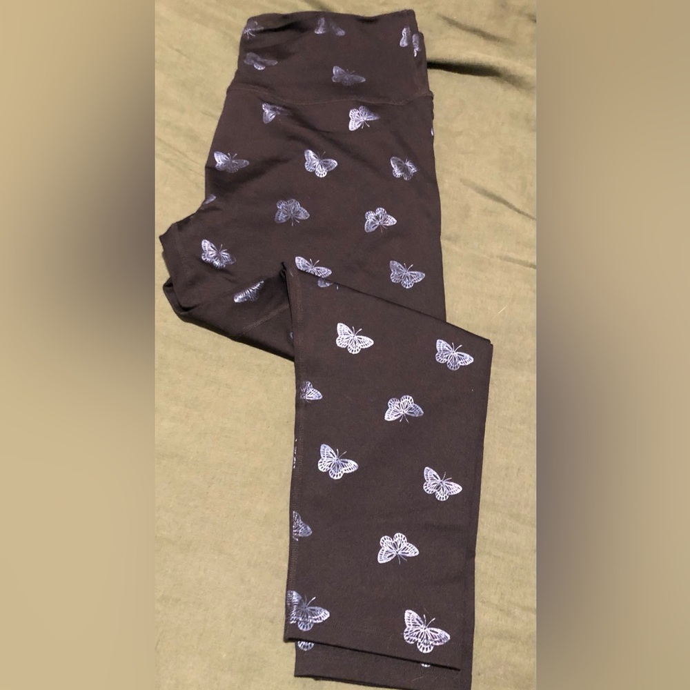 ๐ BEYOND YOGA BLK LEGGINGS W/ METALLIC BUTTERFLY PRINT- 2X! ๐ - Picture 4 of 13